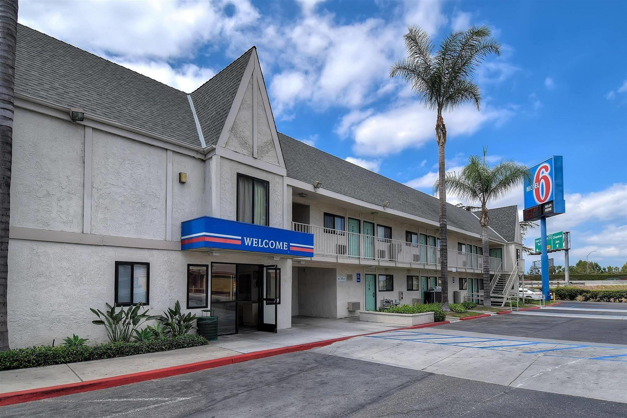 Motel 6 Anaheim Stadium - Orange Exterior photo